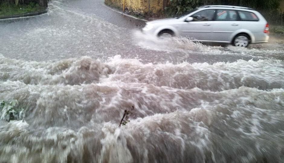 >>>ANSA/ MALTEMPO:NUBIFRAGIO SU CATANIA,AUTO TRAVOLTE IN PIAZZA DUOMO
