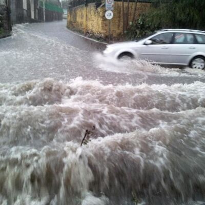 >>>ANSA/ MALTEMPO:NUBIFRAGIO SU CATANIA,AUTO TRAVOLTE IN PIAZZA DUOMO