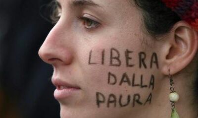 r-MANIFESTANTE-IN-DIFESA-DELLE-DONNE-large570