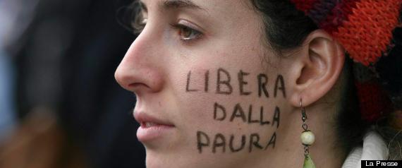 r-MANIFESTANTE-IN-DIFESA-DELLE-DONNE-large570