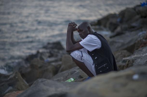 Migranti bloccati alla frontiera tra Italia e Francia a Ventimiglia